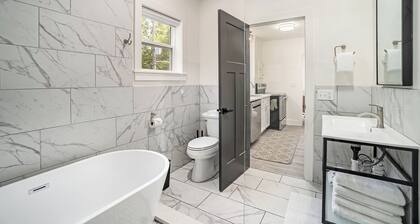 Newly renovated downtown apartment with parking
