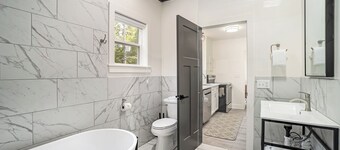 Newly renovated downtown apartment with parking