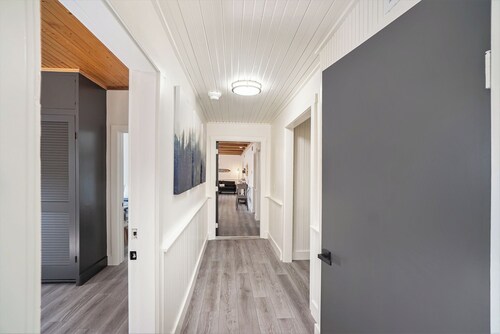 Newly renovated downtown apartment with parking