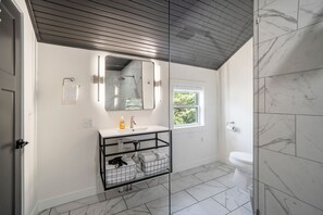 Een douche, een haardroger, handdoeken