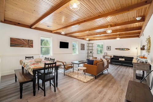 Spacious downtown apartment with parking