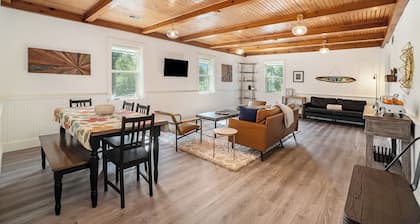 Spacious downtown apartment with parking