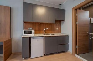 Standard Apartment, City View | Private kitchen