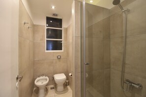Dusche, Haartrockner, Bidet, Handtücher
