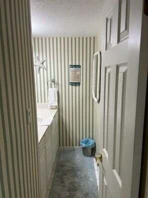 Een haardroger, handdoeken