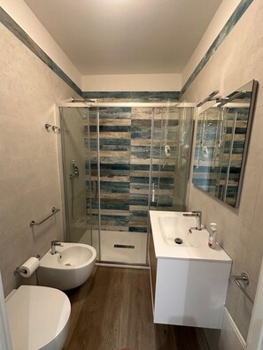 Doccia, asciugacapelli, bidet, asciugamani