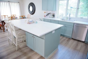 Microwave, oven, stovetop, dishwasher - Charming, newly remodeled, 4-bedroom lake front house with WiFi in Northport (Northport)