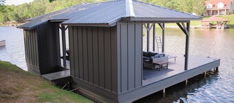 Charming, newly remodeled, 4-bedroom lake front house with WiFi  in Northport