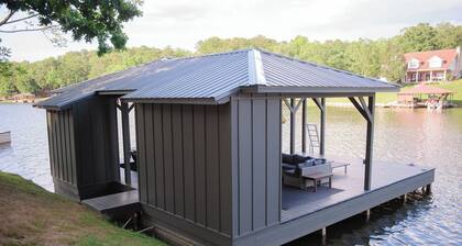 Charming, newly remodeled, 4-bedroom lake front house with WiFi in Northport