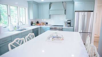 Een magnetron, een oven, een kookplaat, een vaatwasser