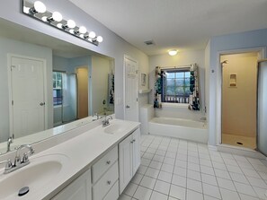 Een haardroger, handdoeken