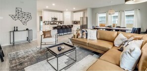 Smart TV, fireplace, stereo - Casa Comano – 5BR Comfort & Media Lounges (Austin)