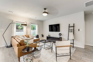 Smart TV, fireplace, stereo - Casa Comano – 5BR Comfort & Media Lounges (Austin)