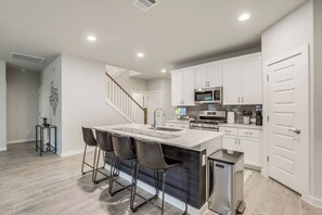 Fridge, microwave, oven, stovetop - Casa Comano – 5BR Comfort & Media Lounges (Austin)