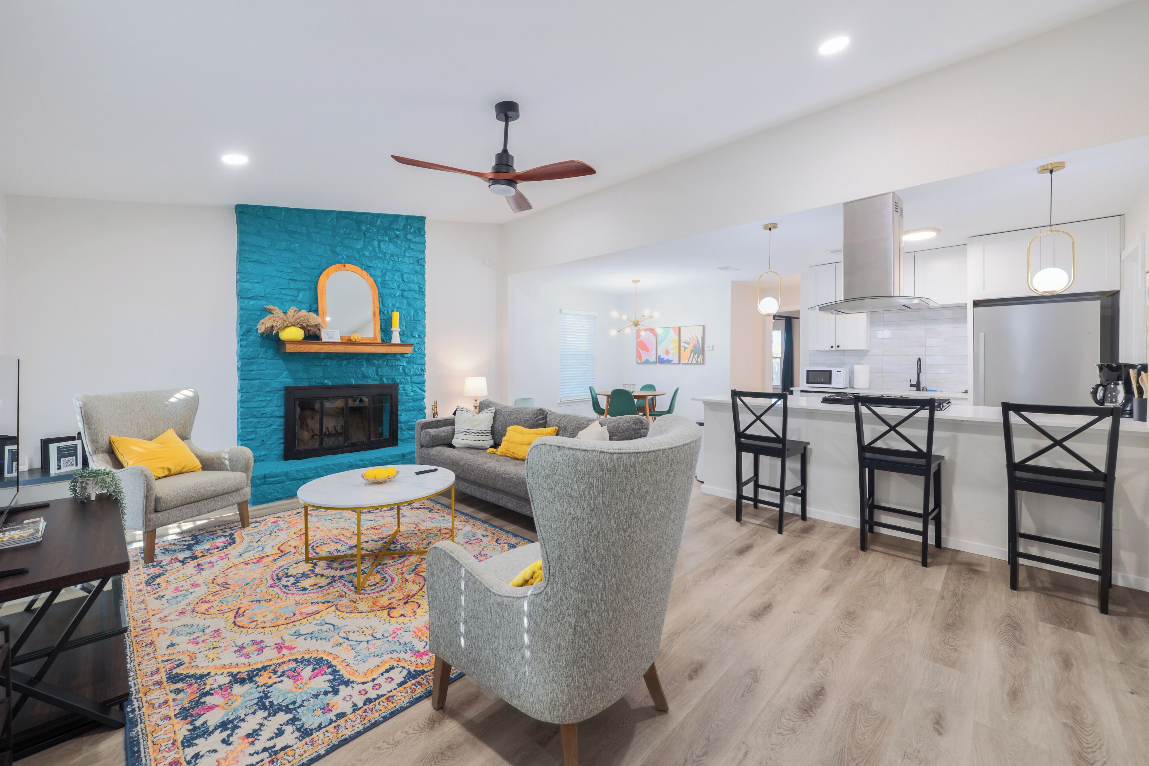 Fernseher, Kamin, Stereoanlage