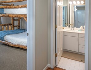 4 habitaciones, escritorio, tabla de planchar con plancha y wifi