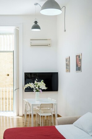 1 Schlafzimmer, Schreibtisch, schallisolierte Zimmer