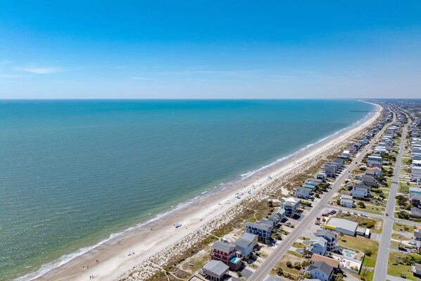 Nära stranden, solstolar och strandhanddukar