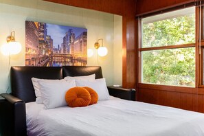 4 habitaciones, escritorio y tabla de planchar con plancha 