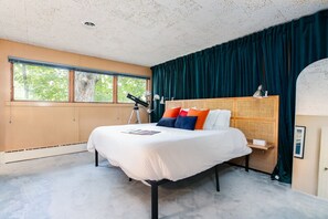 4 bedrooms, desk, iron/ironing board, travel crib