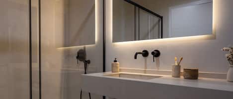 Douche, séchoir à cheveux, serviettes fournies, papier de toilette
