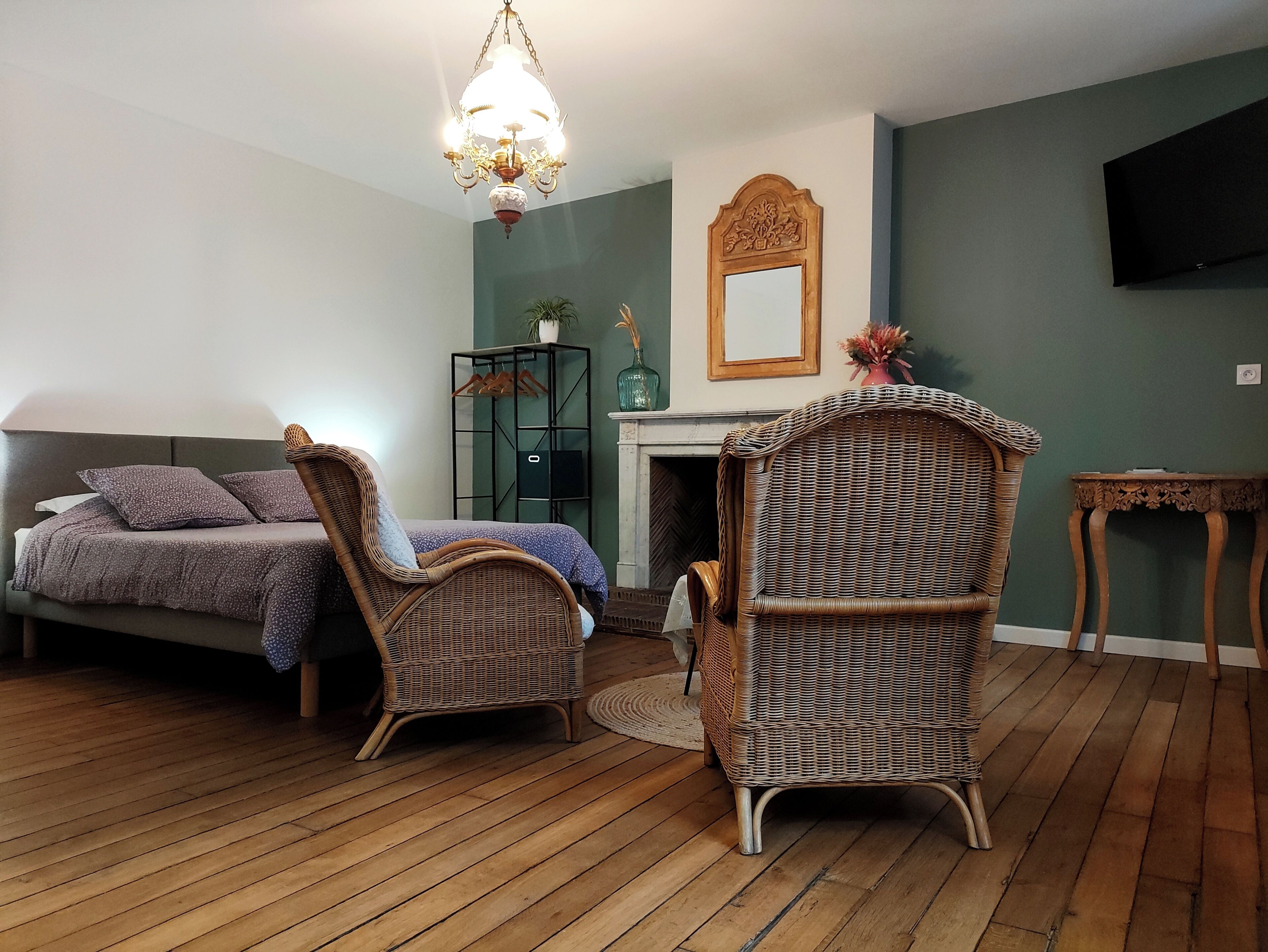 スーペリア ダブルまたはツインルーム クイーンベッド 1 台 簡易キッチン | デスク、ノートパソコン用作業スペース、WiFi (無料)