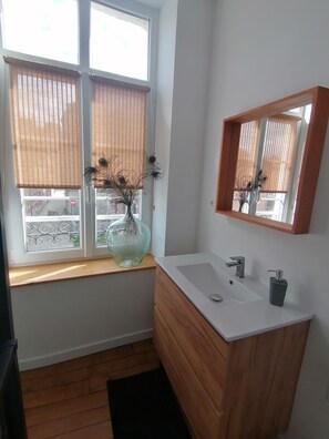 Double or Twin Room, City View | Bathroom | Shower, hair dryer, towels, soap - Le relais Napoléon (Avesnes-sur-Helpe)