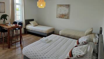 Bureau, espace de travail pour ordinateur portable, Wi-Fi gratuit