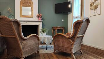 Bureau, espace de travail pour ordinateur portable, Wi-Fi gratuit