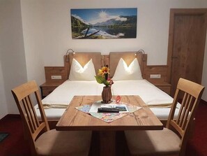 Ropa de cama de alta calidad y caja de seguridad en la habitación 