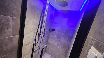 Souterrain Mini Apartment ohne Frühstück | Bathroom | Free toiletries, hair dryer, towels, soap