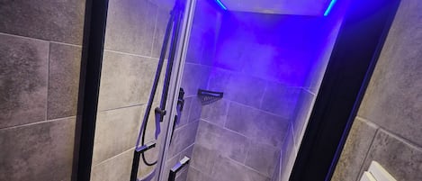 Souterrain Mini Apartment ohne FrĂŒhstĂŒck | Salle de bain | Articles de toilette (gratuits), sĂ©choir Ă cheveux, serviettes fournies