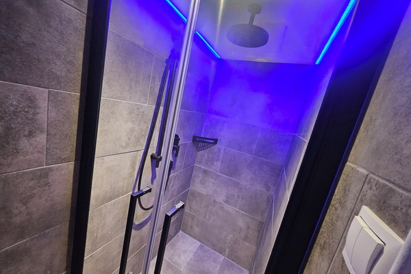 Souterrain Mini Apartment ohne Frühstück | Bagno | Set di cortesia gratuito, asciugacapelli, asciugamani, sapone