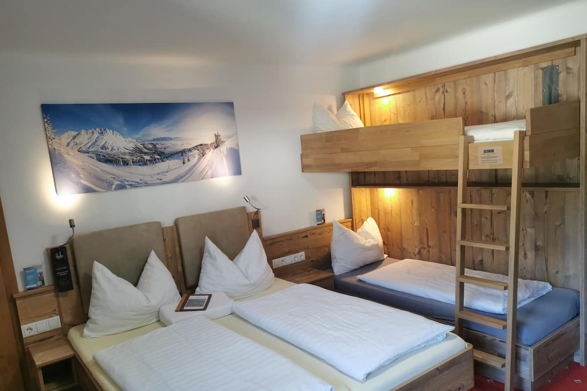 Budget Vierbettzimmer mit Balkon und Bergblick