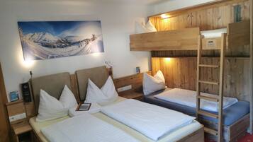 Budget Vierbettzimmer mit Balkon und Bergblick | Premium bedding, in-room safe, desk, laptop workspace