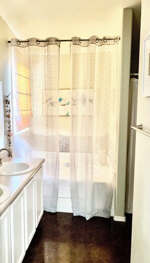 Een haardroger, handdoeken, zeep, toiletpapier