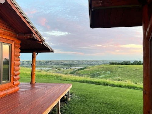 Spacious Log Cabin with Stunning River Views – Private Retreat Close to Pierre