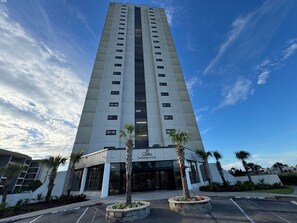 Exterior - Updated 2 Bedroom Unit with Ocean View (Myrtle Beach)
