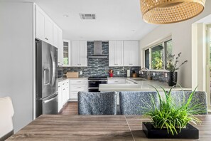 Kjøleskap, mikrobølgeovn, ovn og kokeplater