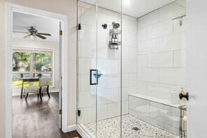 Shower, hair dryer, towels - La Princesa: Perfect Family Oasis ~Sparkling Pool~ (Round Rock)