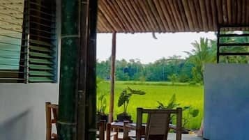 تناول الطعام بالخارج