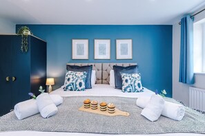 3 bedrooms, iron/ironing board, WiFi, bed sheets - NEW! Stunning Home, Ideal for Groups, FREE Parking (Chester)