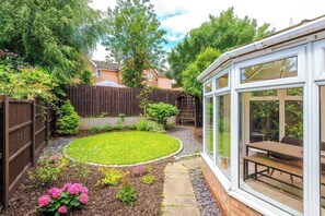 Outdoor dining - NEW! Stunning Home, Ideal for Groups, FREE Parking (Chester)