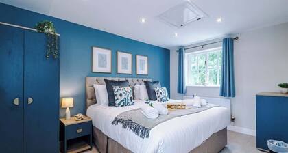 NEW! Stunning Home, Ideal for Groups, FREE Parking