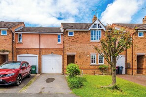 Exterior - NEW! Stunning Home, Ideal for Groups, FREE Parking (Chester)