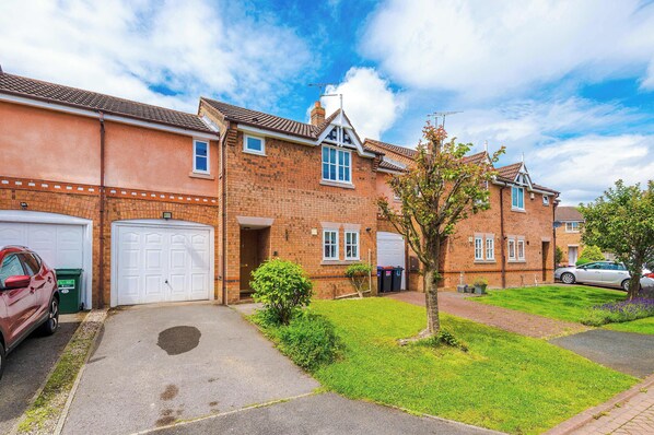 Exterior - NEW! Stunning Home, Ideal for Groups, FREE Parking (Chester)