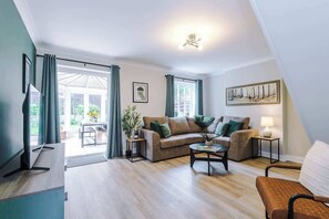 TV, offices - NEW! Stunning Home, Ideal for Groups, FREE Parking (Chester)