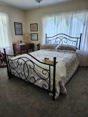 2 bedrooms, bed sheets - Charming 2-bedroom house in delightful Milford with AC (Milford)