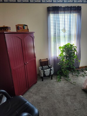 Interior - Charming 2-bedroom house in delightful Milford with AC (Milford)