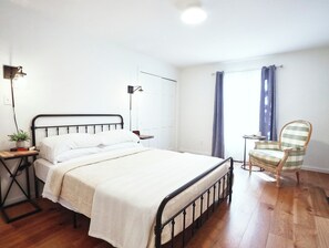 5 makuuhuonetta, työpöytä, silitysrauta/-lauta, vauvan matkasänky